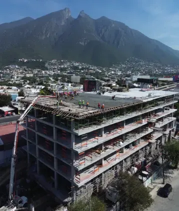 Edificio en construcción frente al Cerro de la Silla